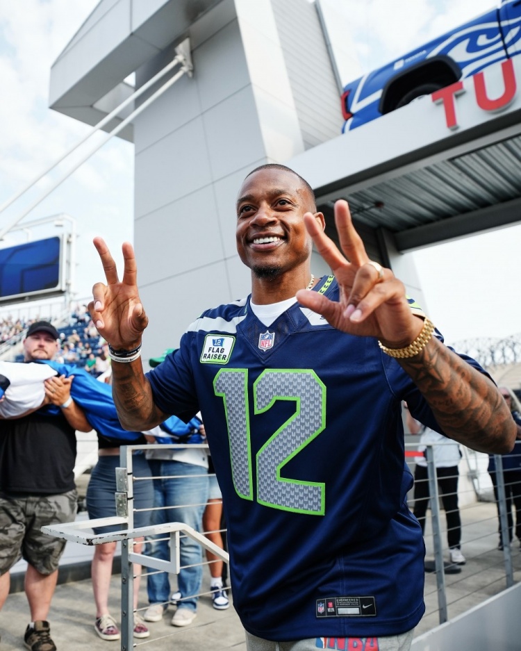 在家乡依旧高人气！小托马斯为NFL海鹰赛前升起代表球迷的12号旗